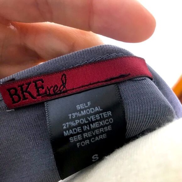 Adorable NWT Long Sleeve Buckle Top - Picture 5 of 6